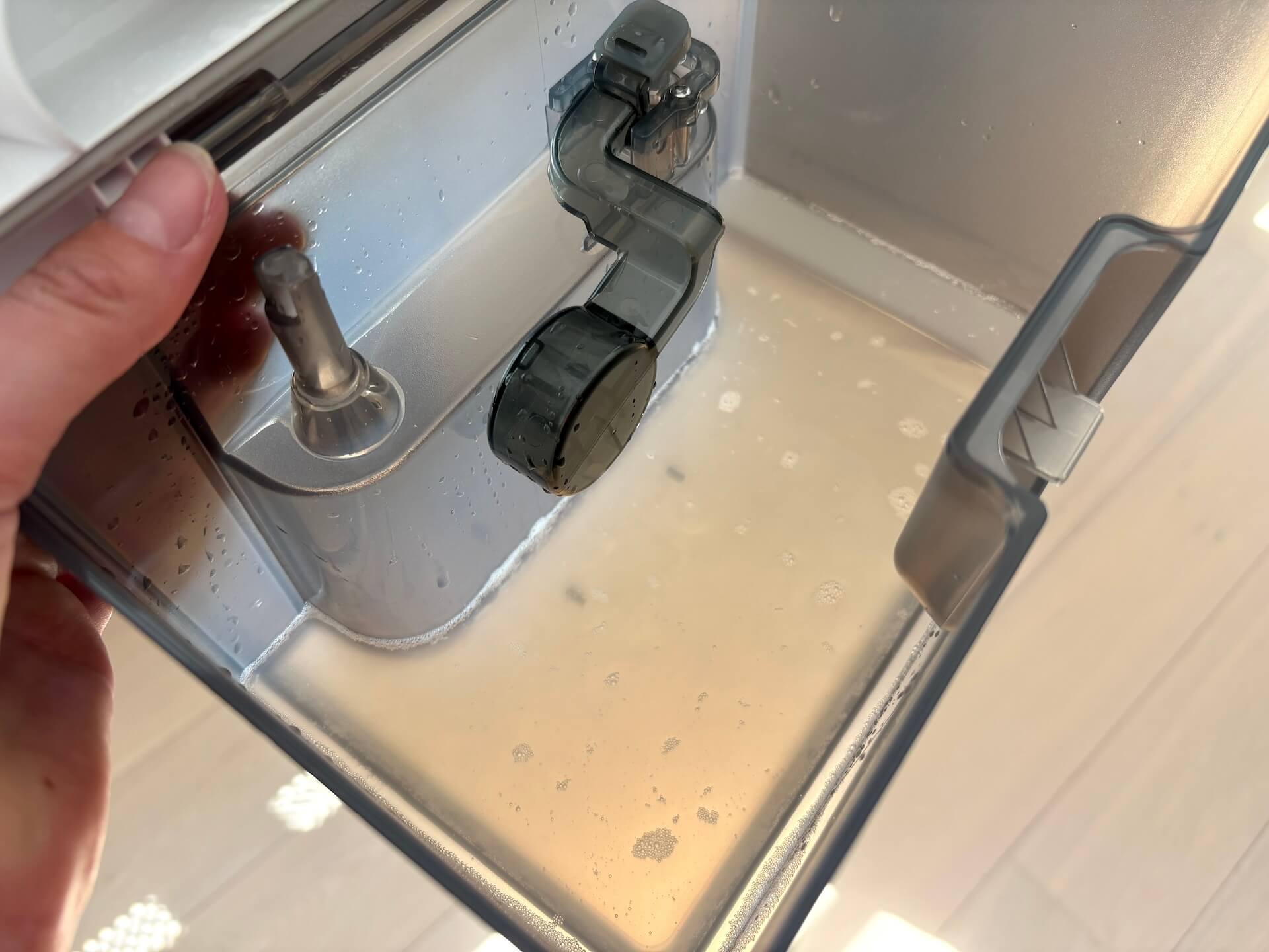Beholder med beskidt vand fra Roomba Plus 505