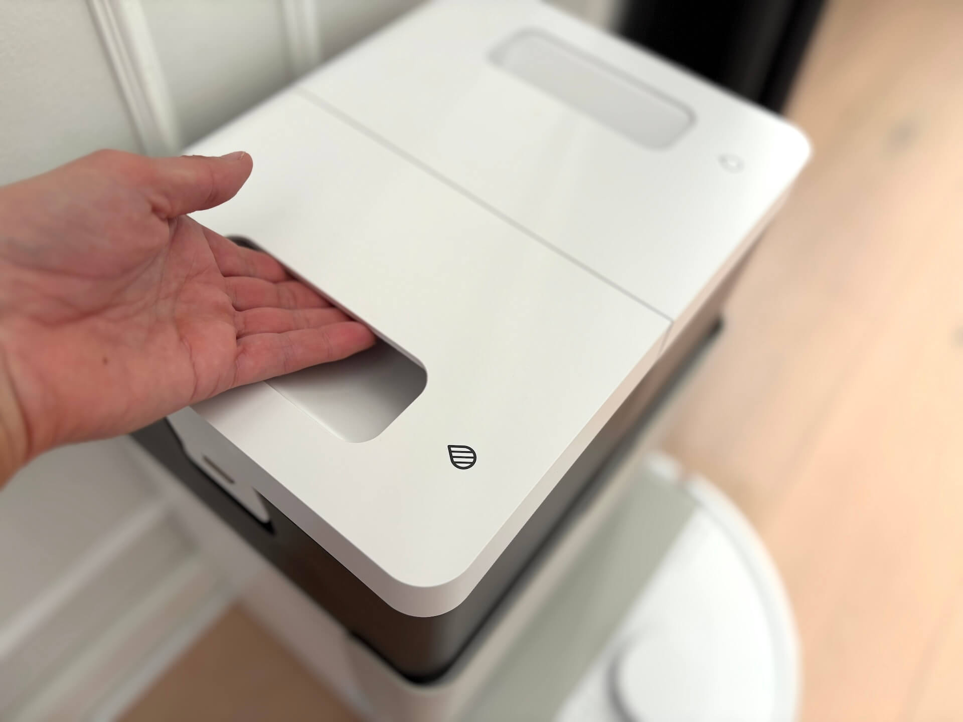 Beholder til beskidt vand løftes af på iRobot Roomba Plus 505