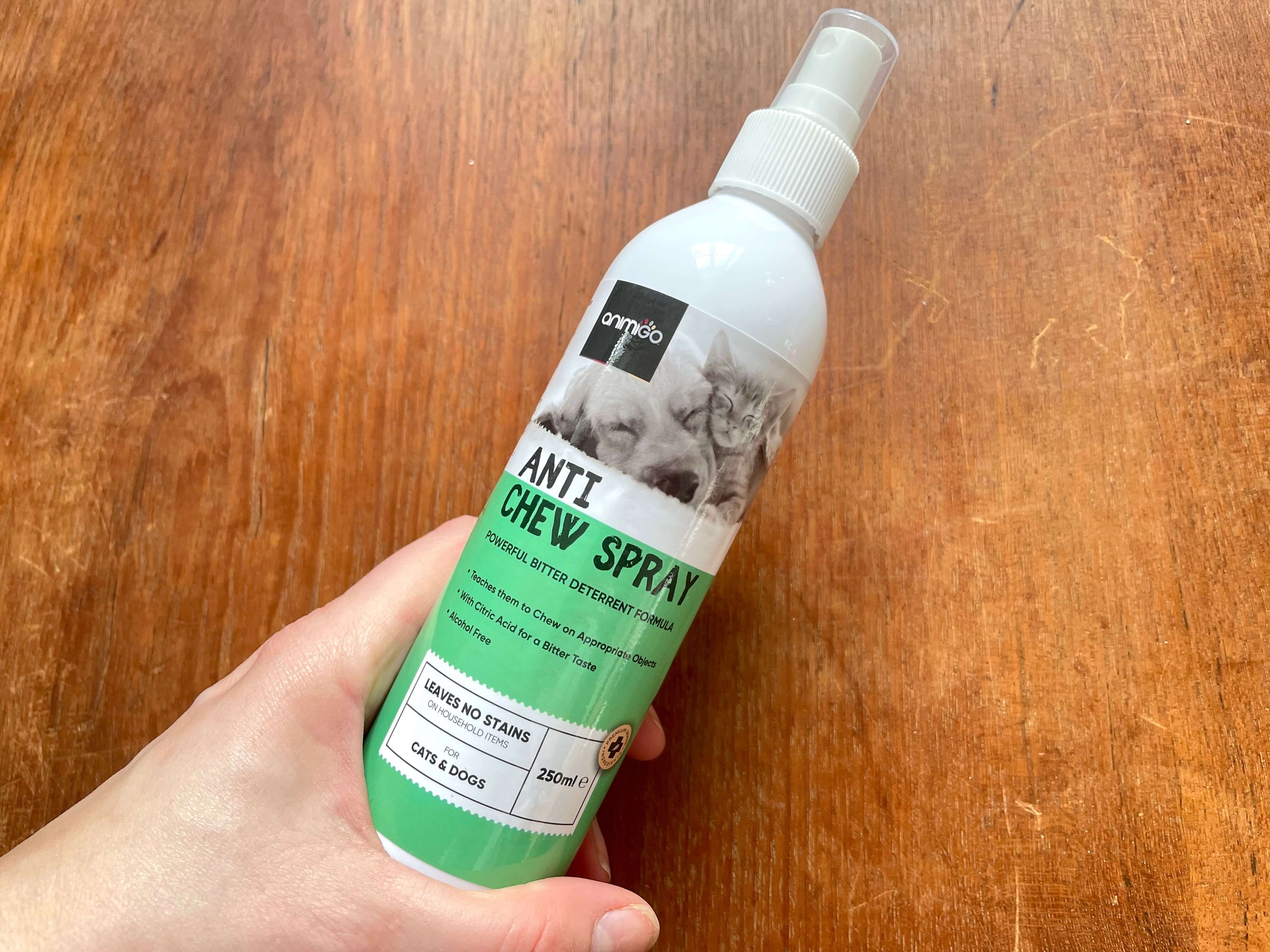 Bitterspray fra Animigo i hånd