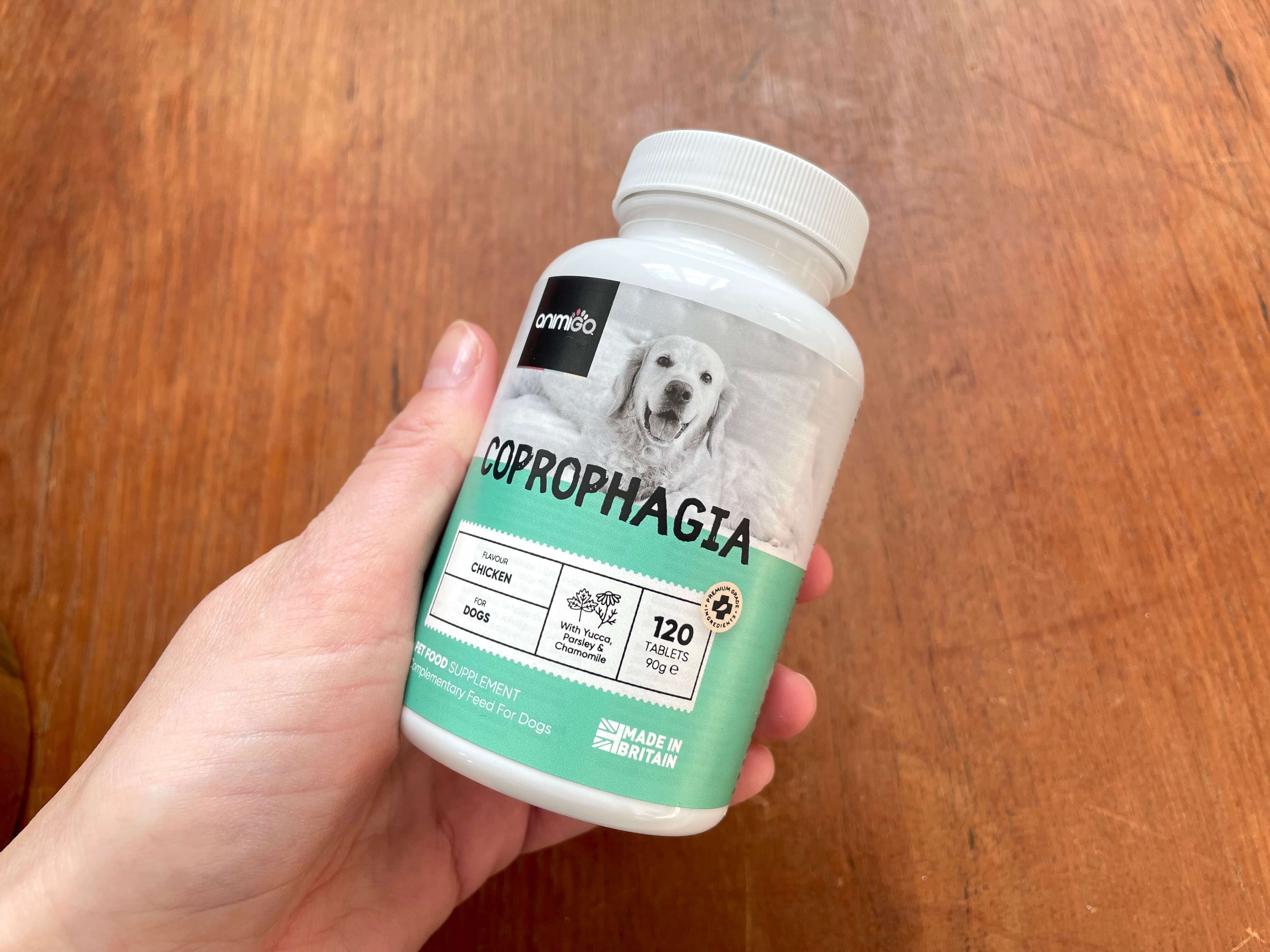 Coprophagia fra Animigo i hånd