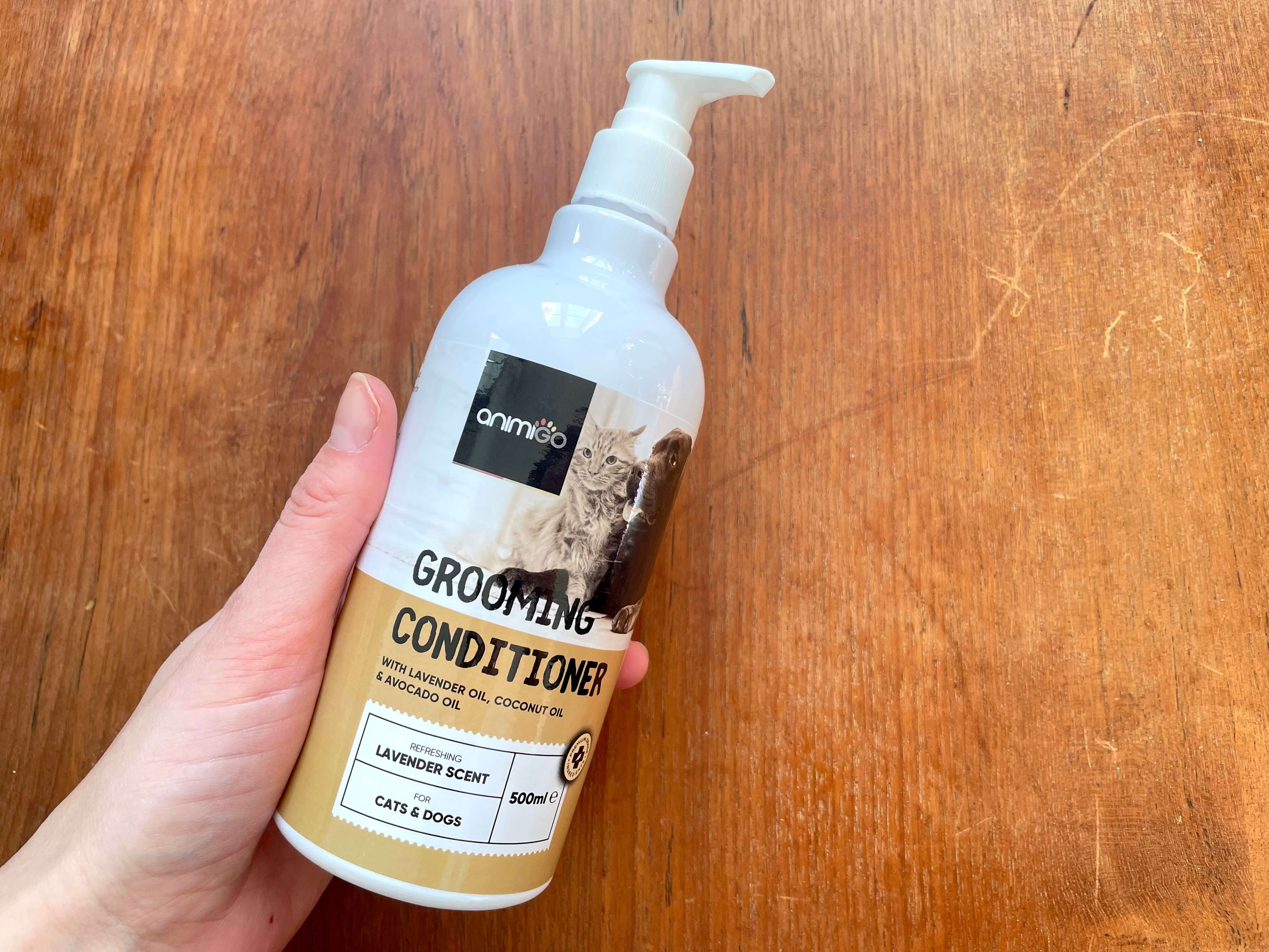 Grooming conditioner fra Animigo i hånd