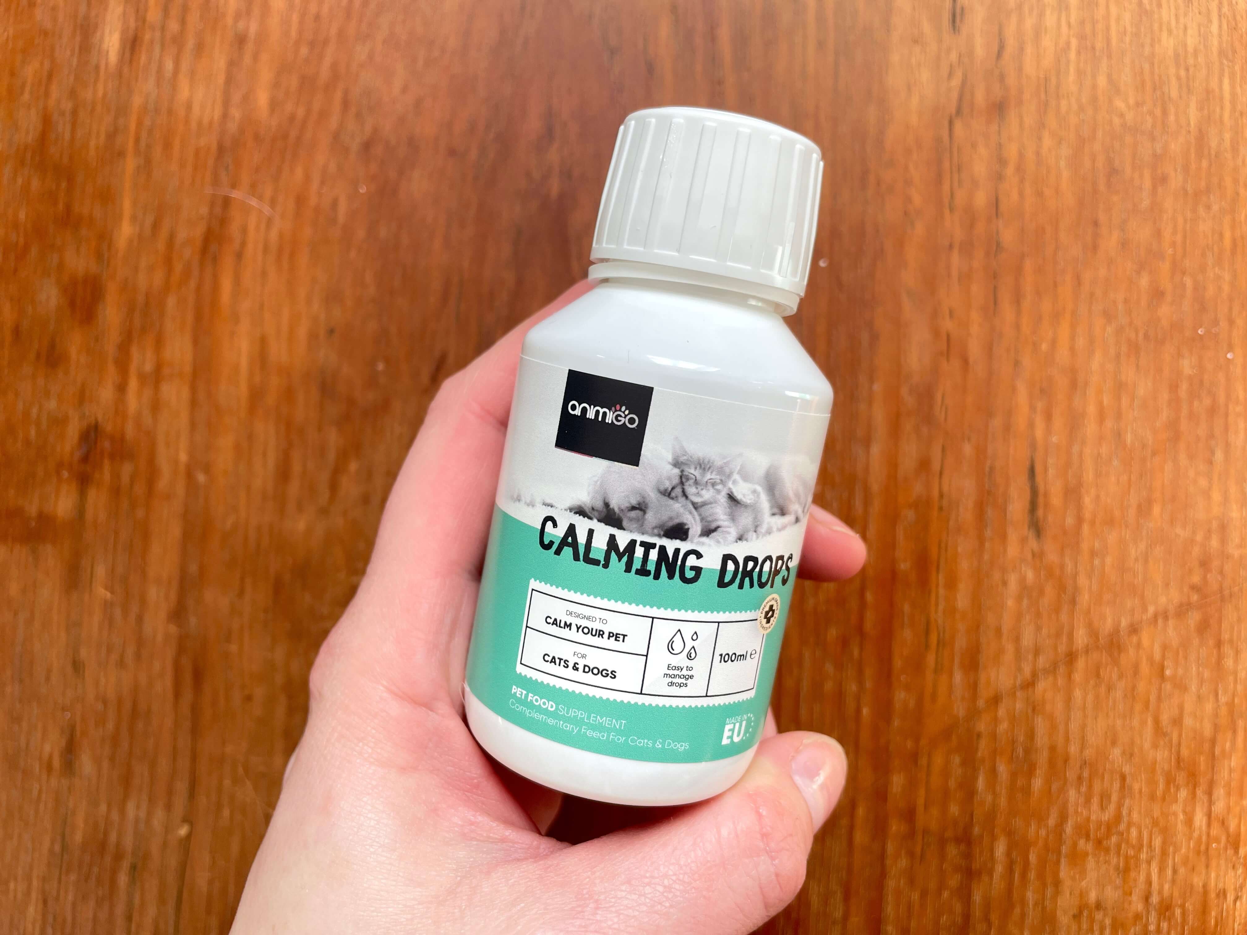 Hånd med Calming drops fra Animigo