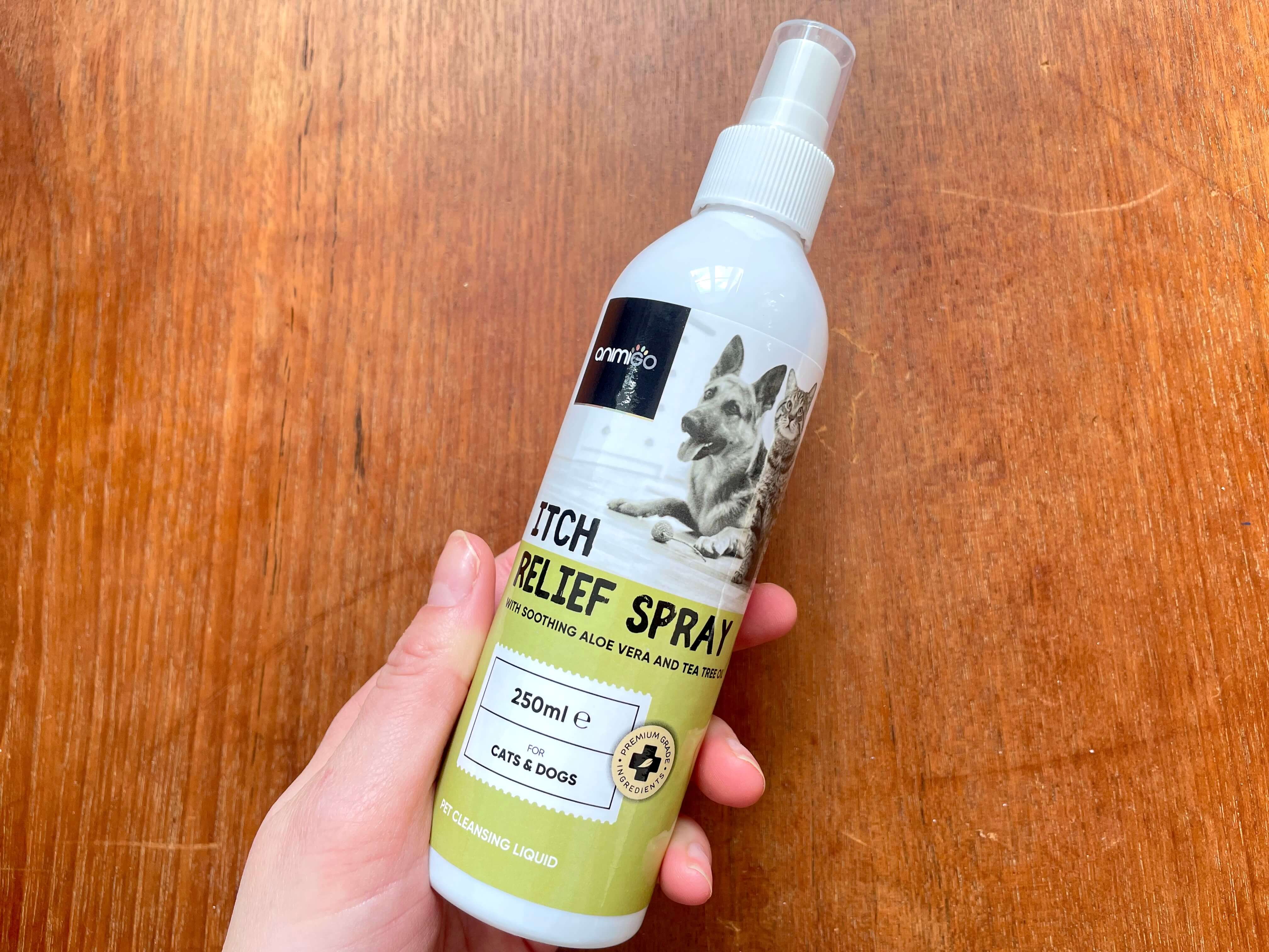 Hånd med kløestillende spray fra Animigo