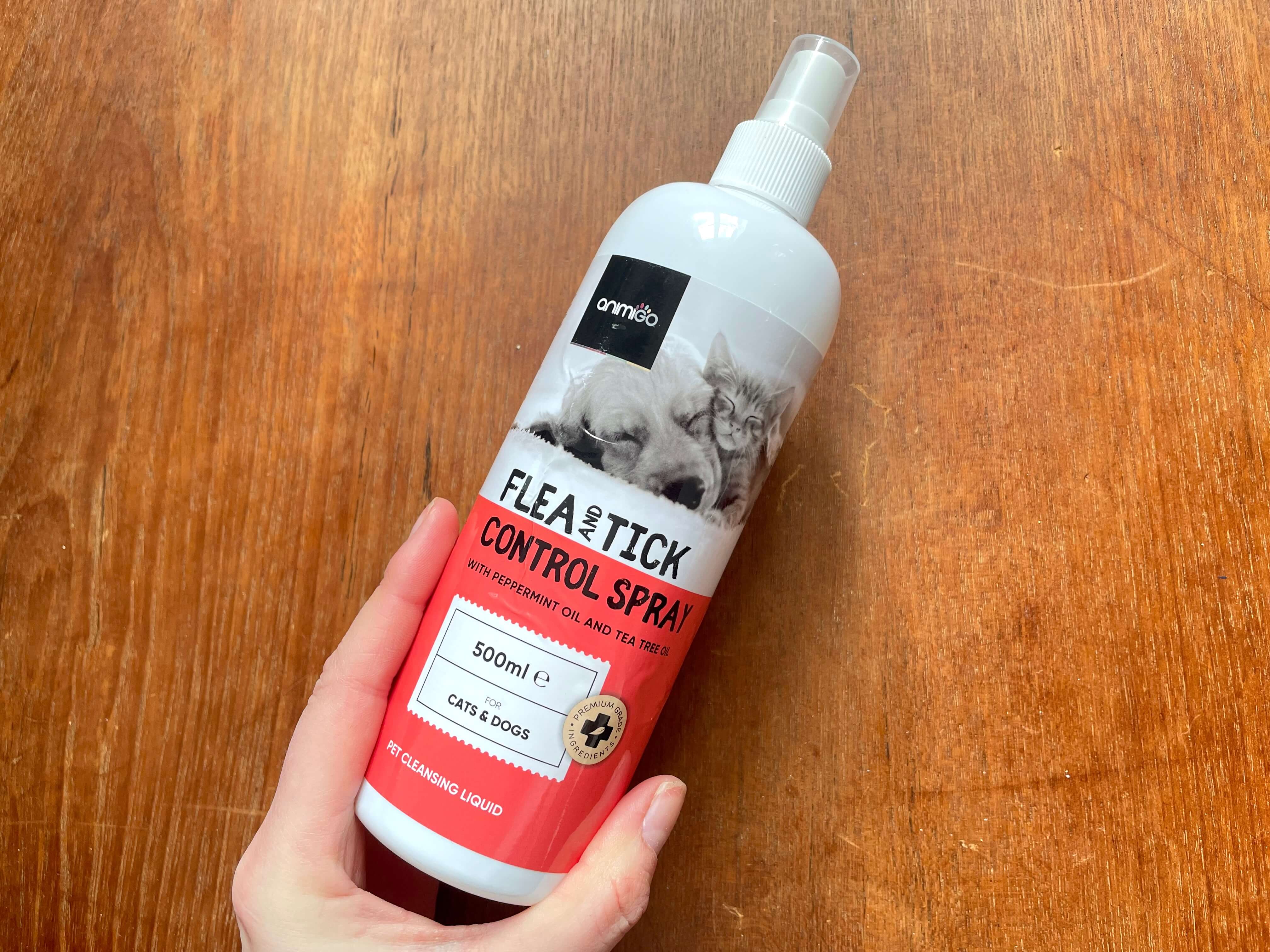 Hånd med loppemiddel på spray fra Animigo