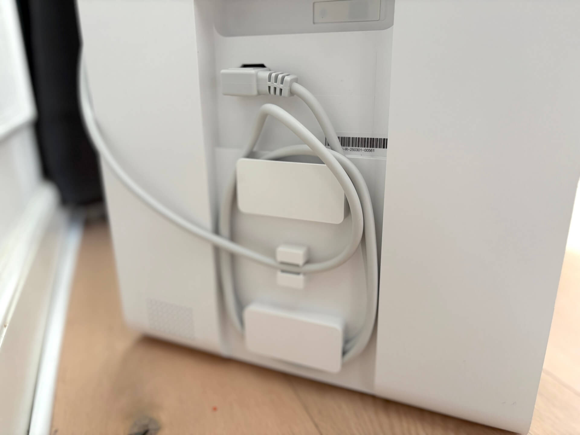 Ledningsophæng bag på iRobot Roomba Plus 505 Combo-robot + AutoWash-dock robotstøvsuger