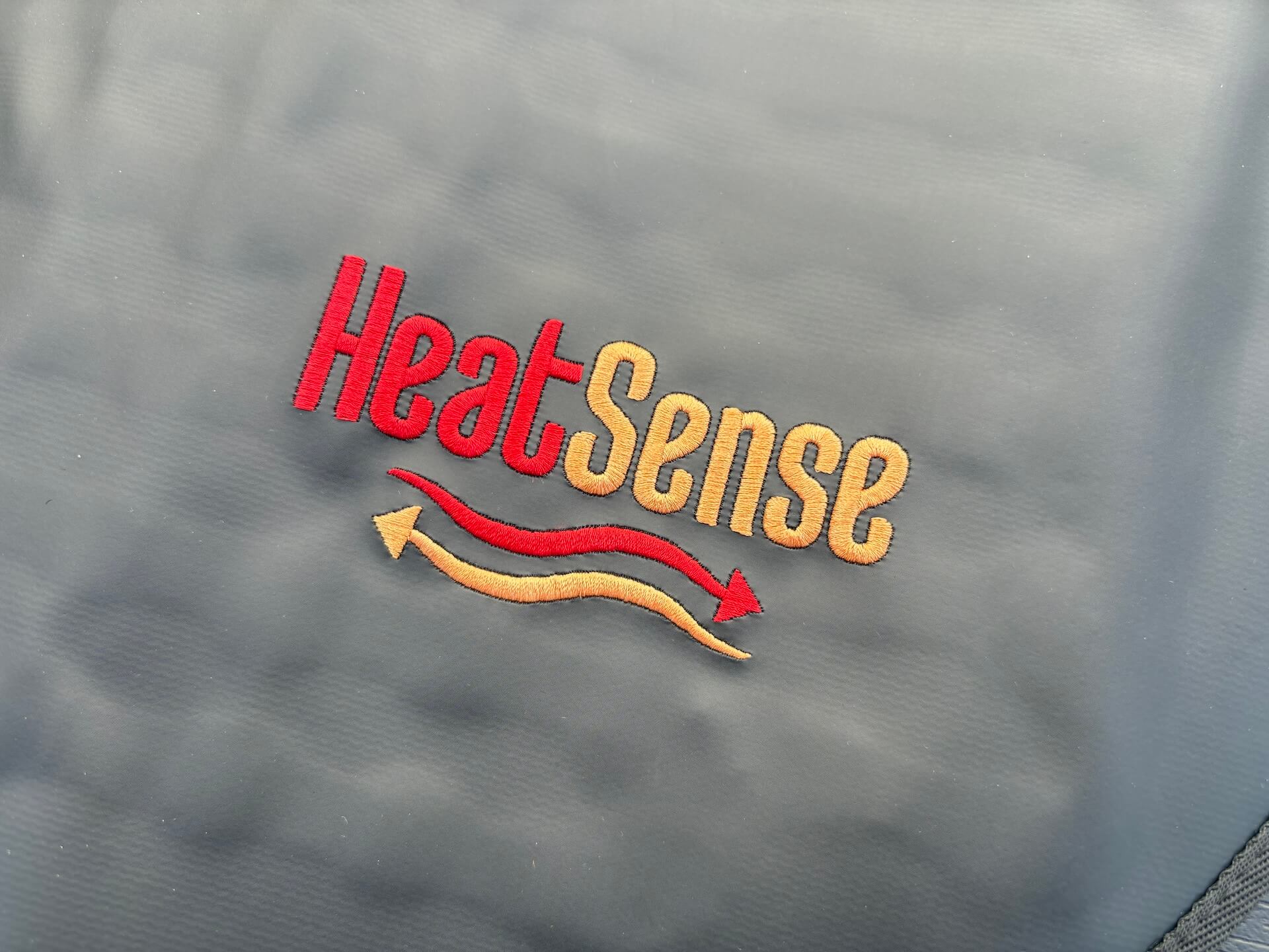 Logo på Heat Sense Rød lysterapi tæppe til hunde