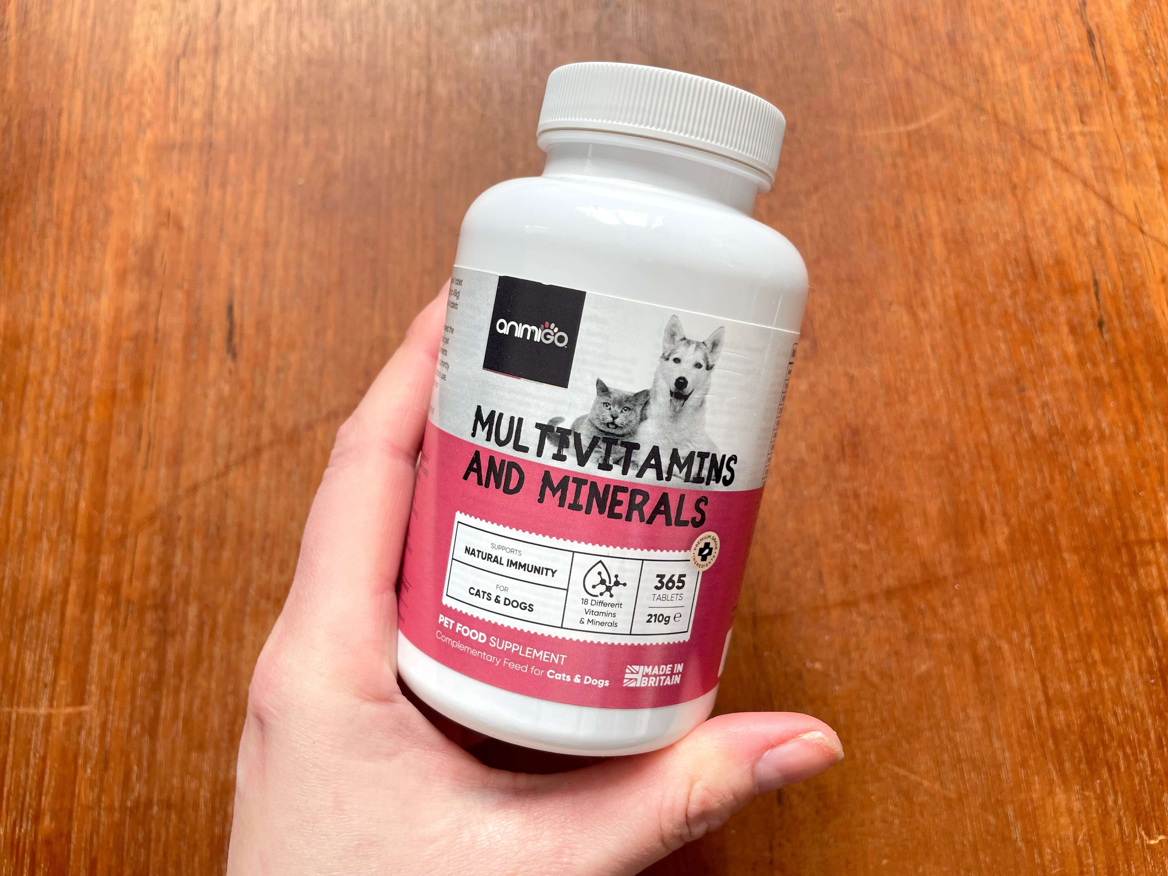 Multivitamin og Mineraler til hund og kat i hånd