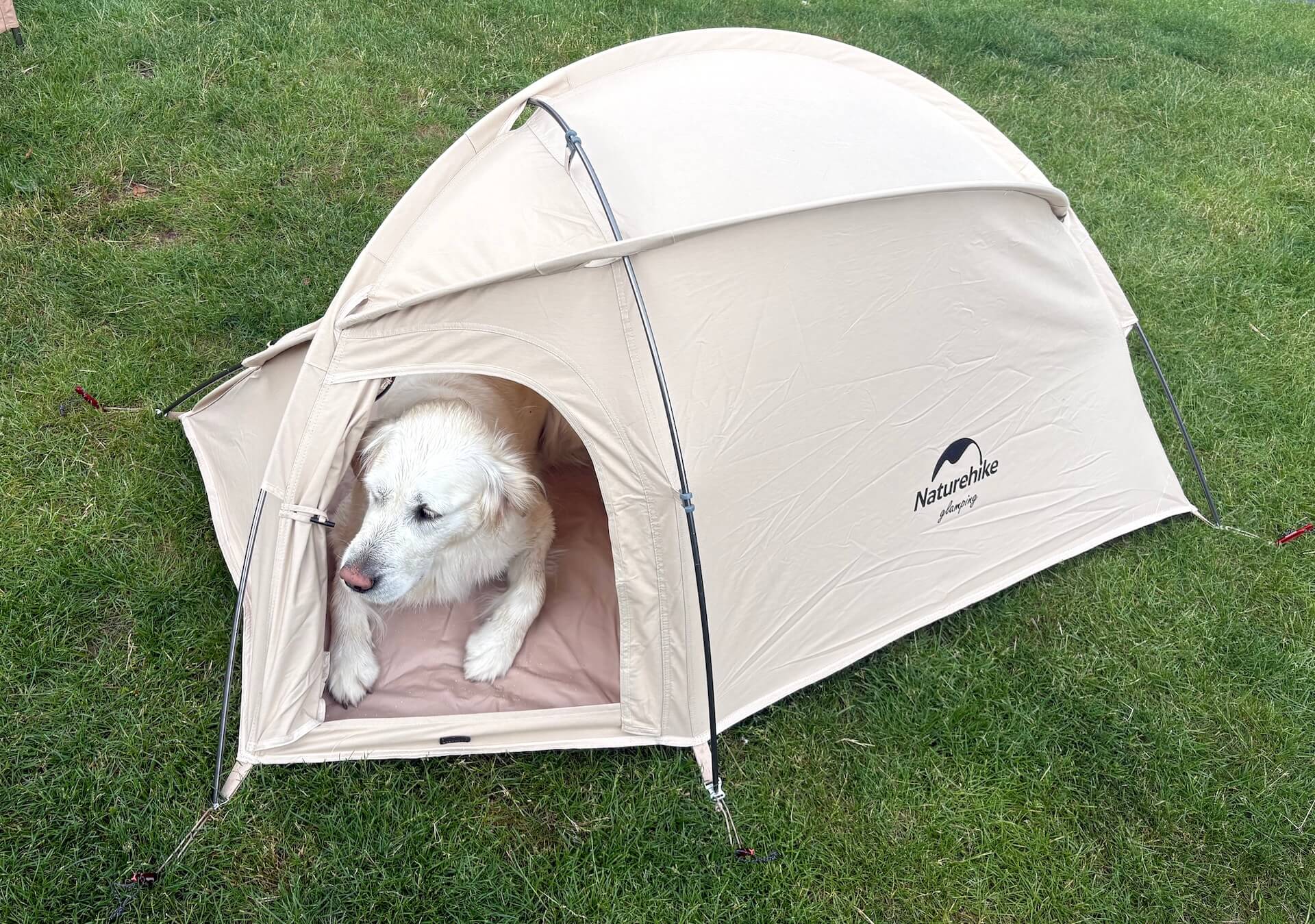 Naturehike Hundetelt oppefra med hund i