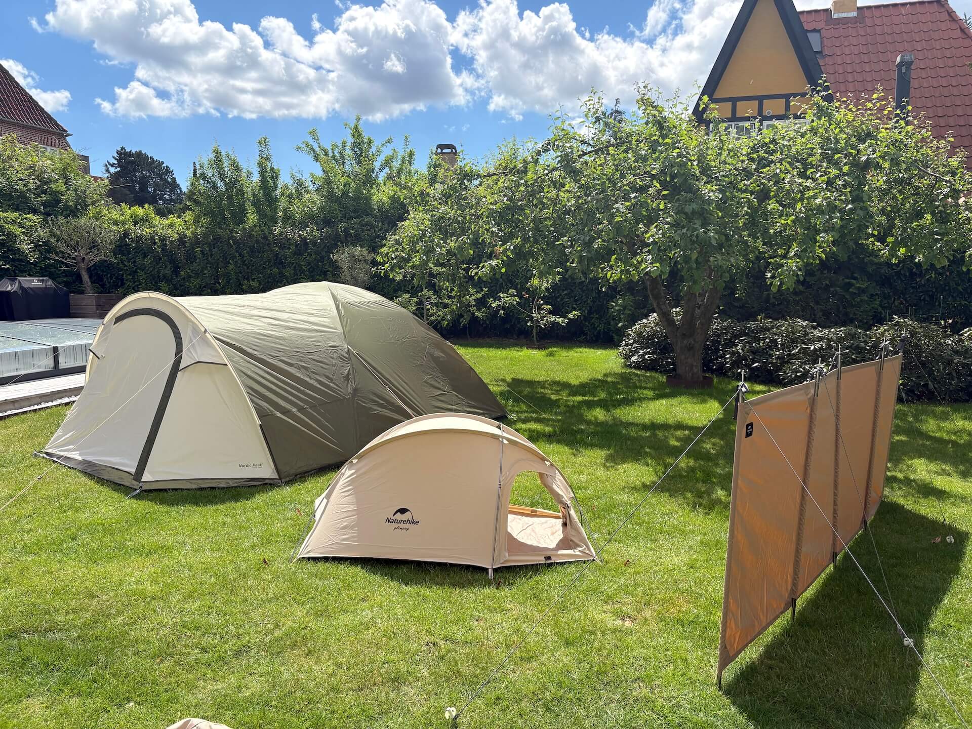 Naturehike Hundetelt ved siden af læsejl og telt