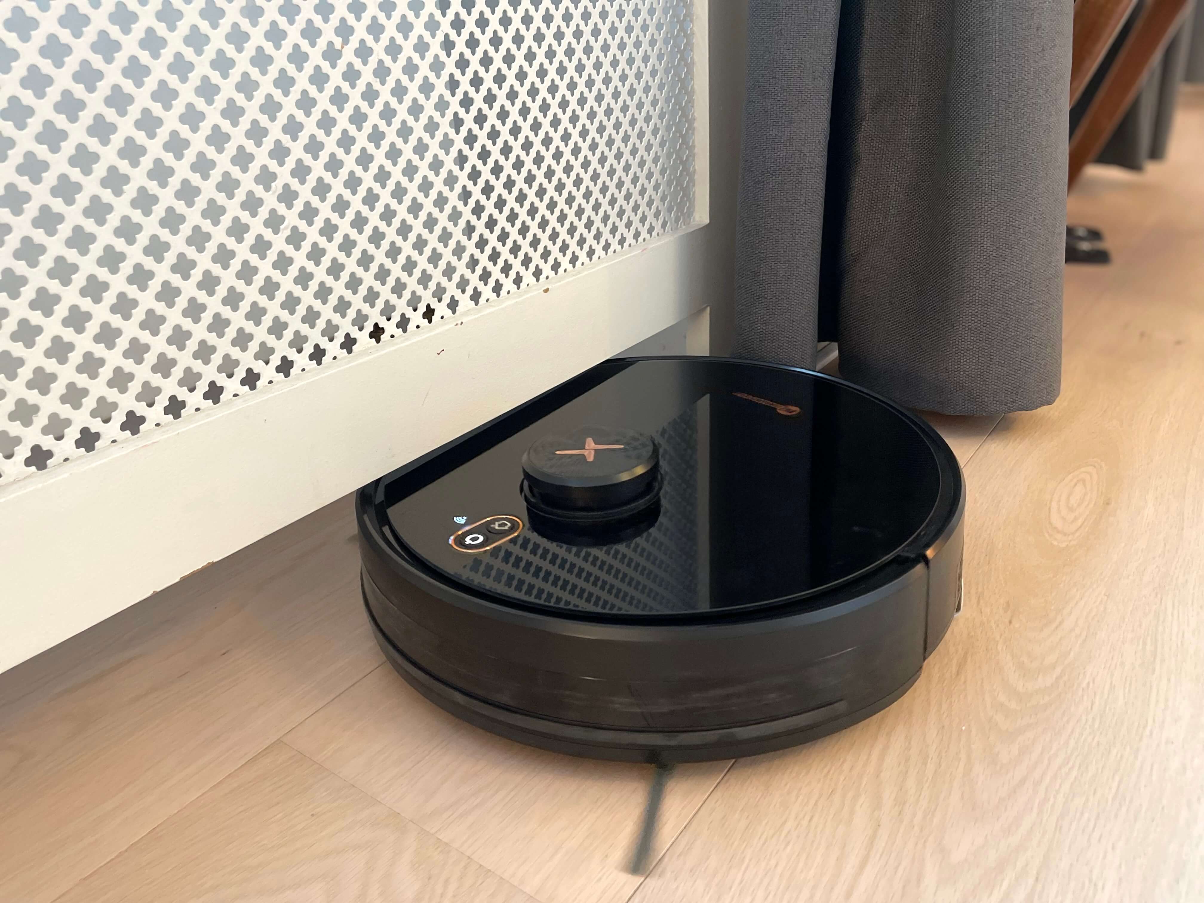 Neatsvor X650 Pro robotstøvsuger der støvsuger under radiatorskjuler