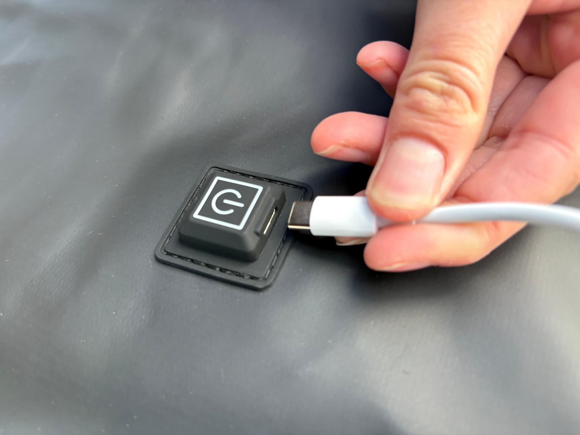 Opladning af Heat Sense Rød lysterapi tæppe til hunde med USB-C