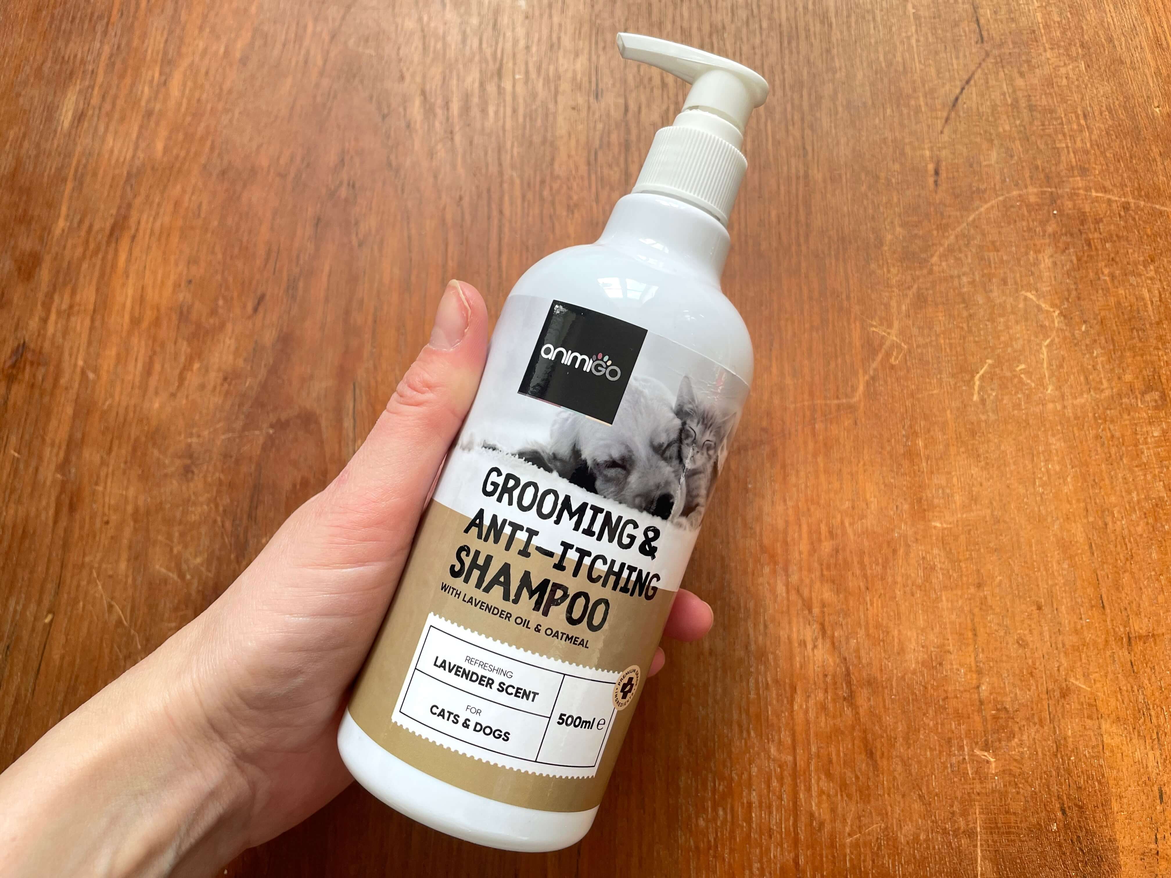 Shampoo fra Animigo i hånd