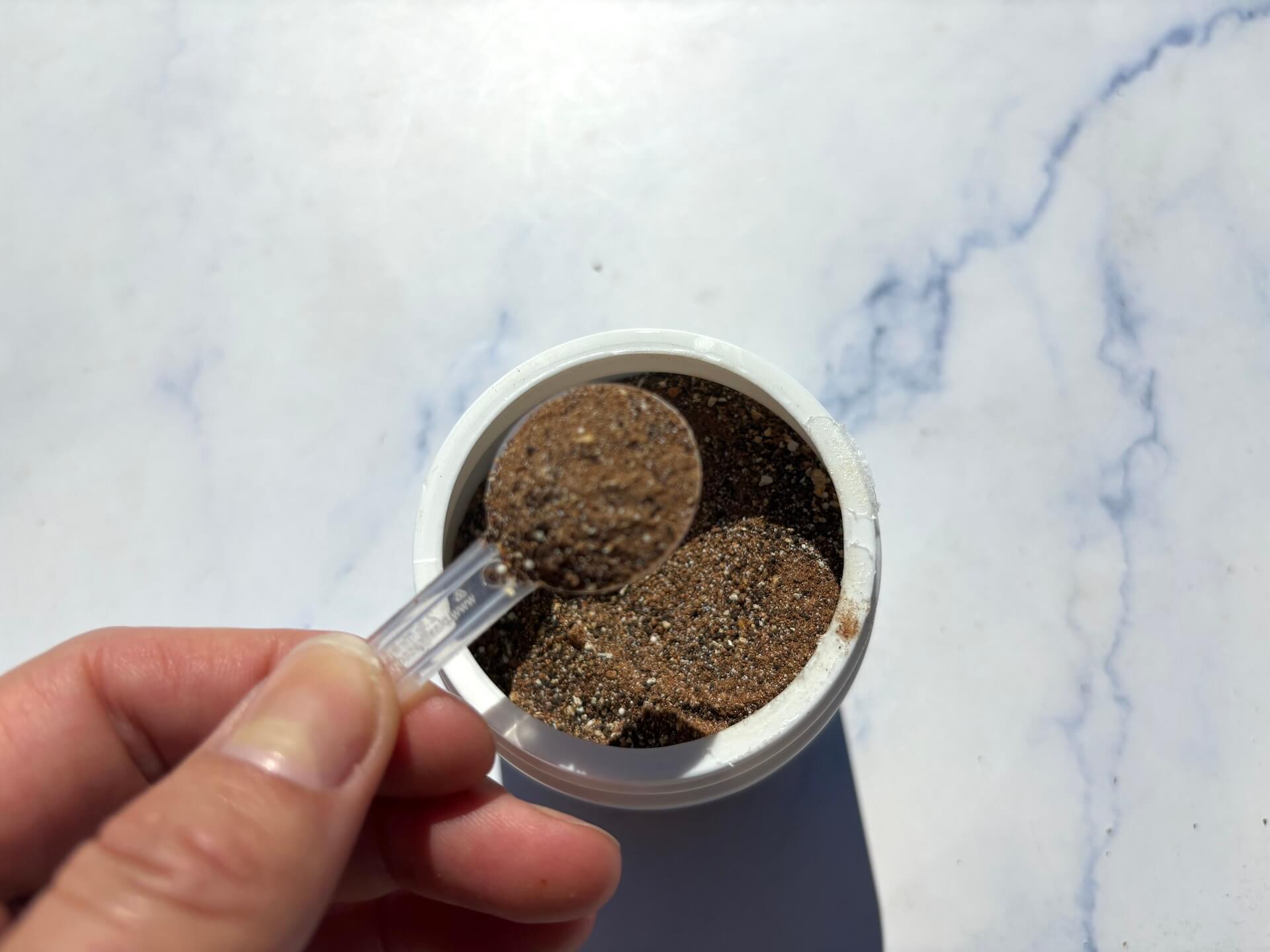 Skefuld med SuppliPet Dental Powder