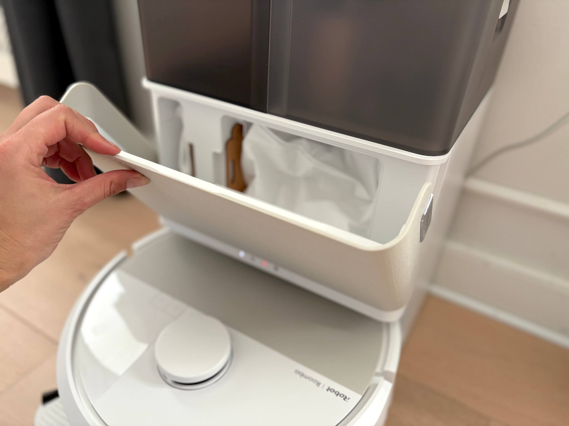 Skjult låge med støvsugerpose, ekstra støvsugerpose og kniv/børste til iRobot Roomba Plus 505 robotstøvsuger
