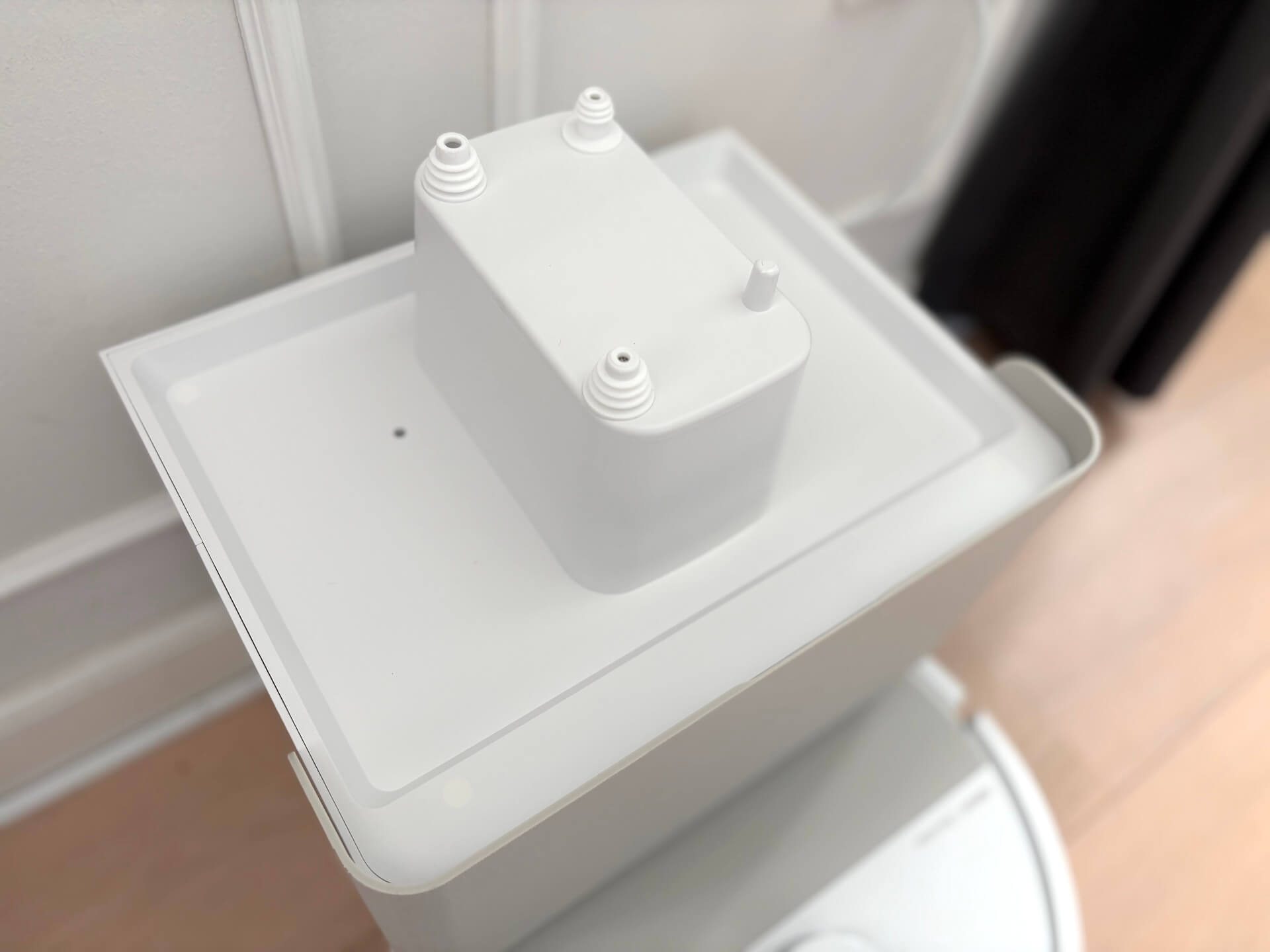 To beholder med beskidt og ren vand taget af iRobot Roomba Plus 505 robotstøvsuger stander