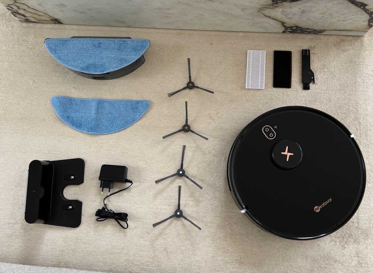 Udpakning af Neatsvor X650 robotstøvsuger med tilbehør på gulv