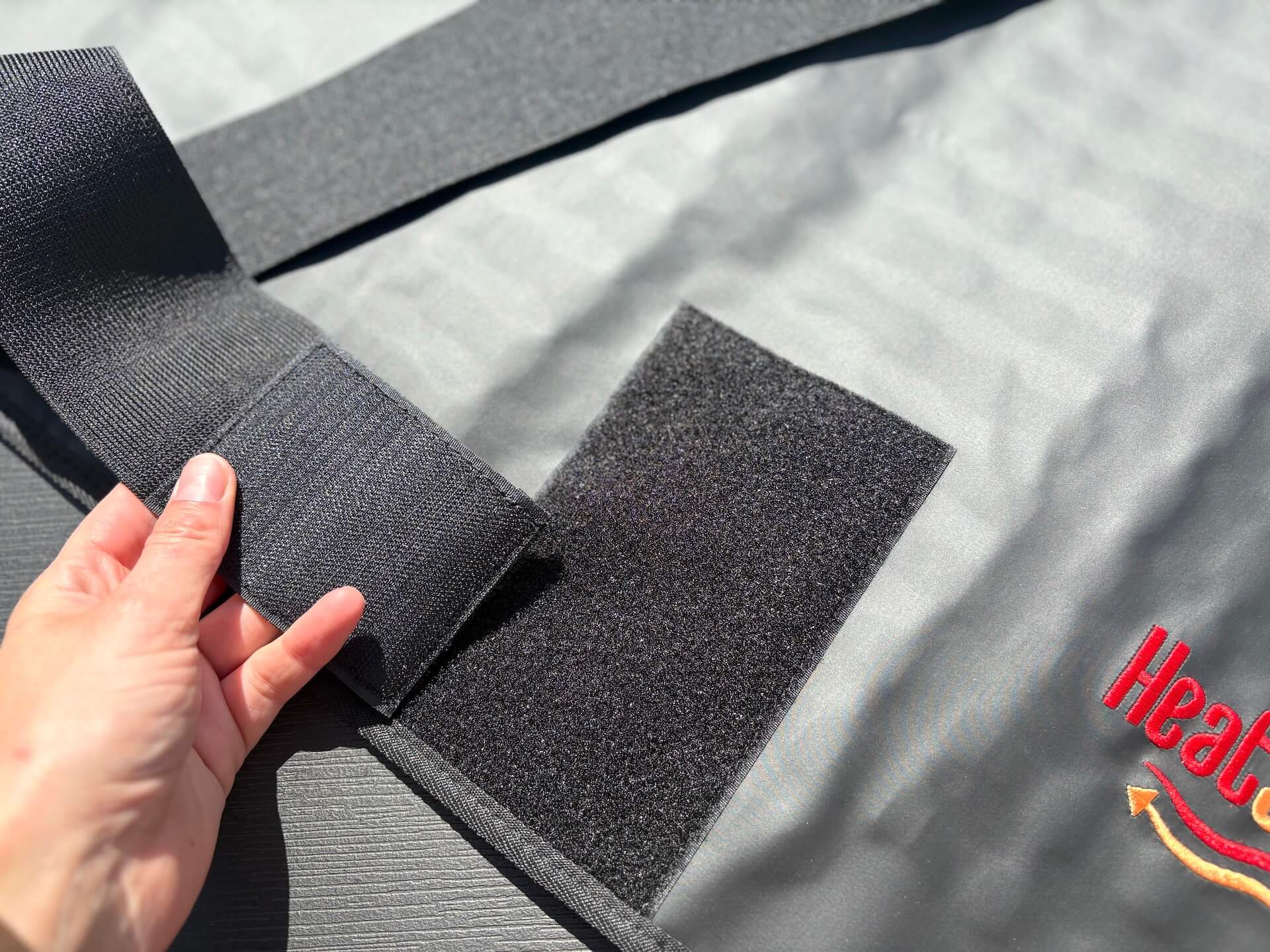 Velcro på midten af Heat Sense Rød lysterapi tæppe til hunde